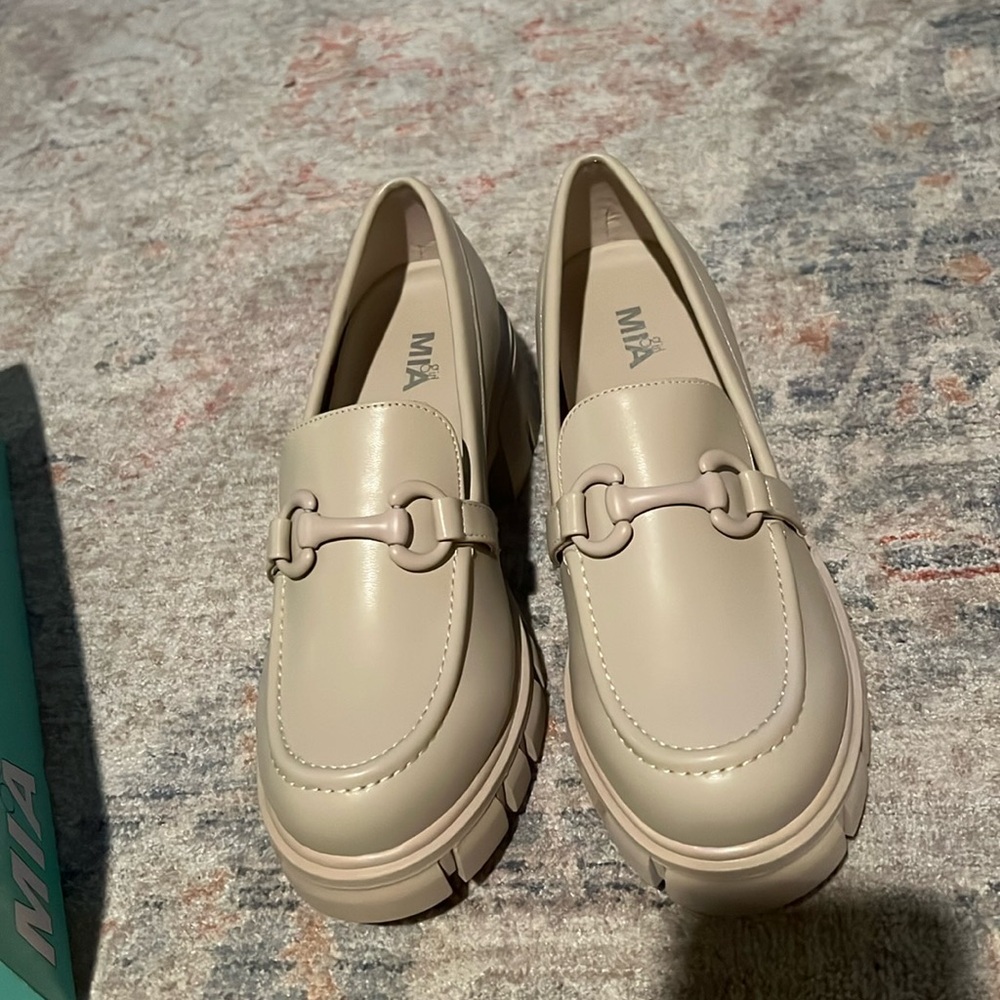 MIA Women's Cream Loafers